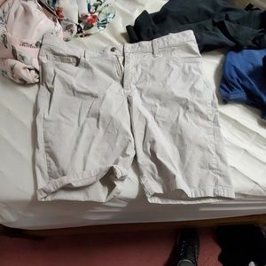 Mid rise Bermuda shorts